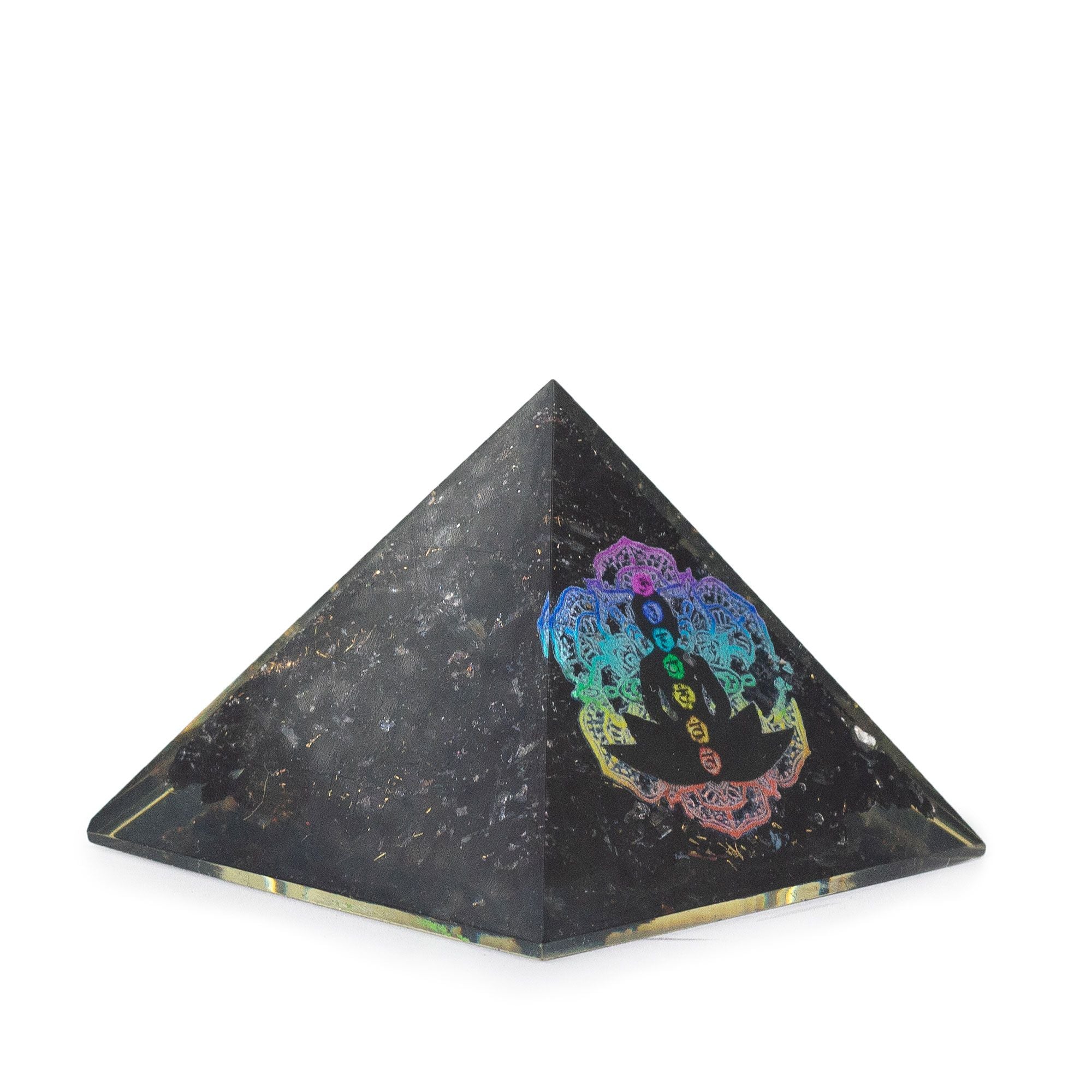 Lille orgonitpyramide af sort turmalin 5,5x4,5 cm med Buddha chakra motiv