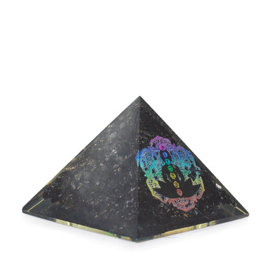Lille orgonitpyramide af sort turmalin 5,5x4,5 cm med Buddha chakra motiv