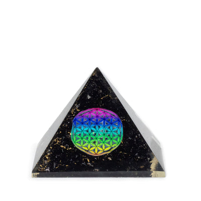 Orgonitpyramide af sort turmalin 5,5x4,5 cm med livets blomst