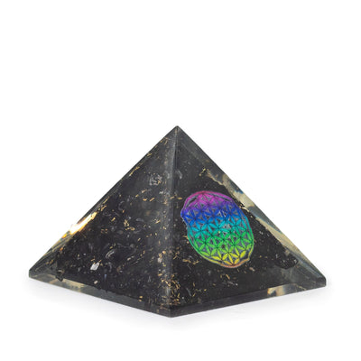 Orgonitpyramide af sort turmalin 5,5x4,5 cm med livets blomst