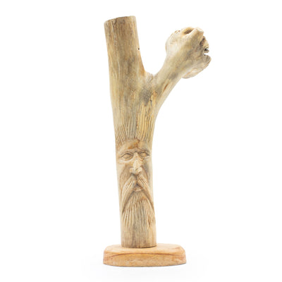 Håndskårne figurer af den Grønne Mand i parasitisk træ