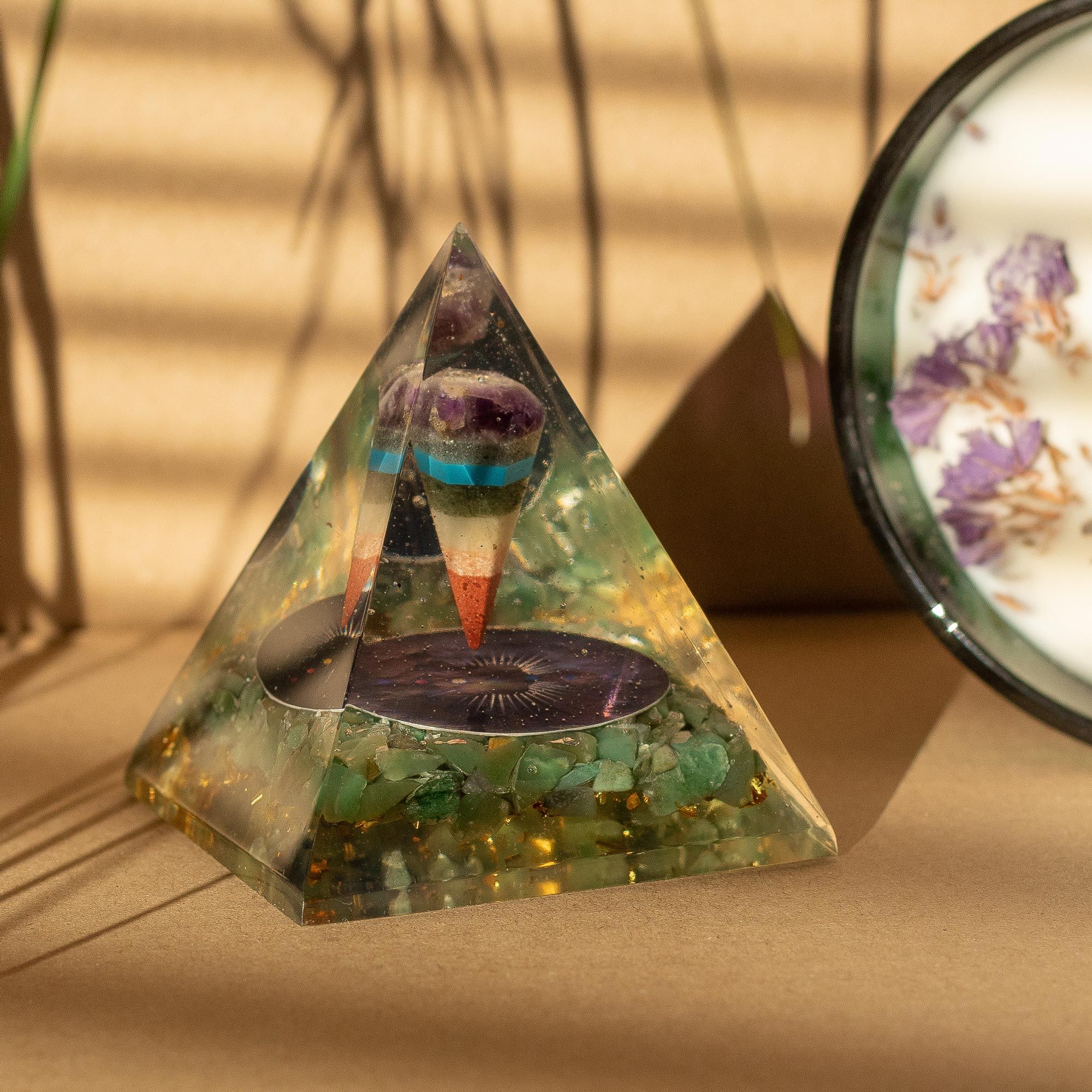 Mellemstor Orgonit Pyramide med Pendul og Grønne Aventurin Chips 7x6 cm