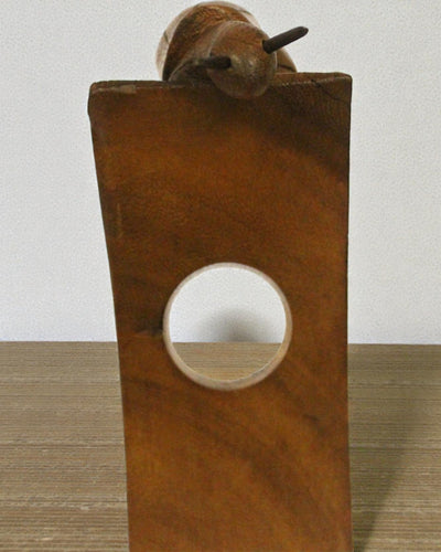 Sommelierens snegl – håndskåret, balancerende vinstativ af suartræ til vinflaske