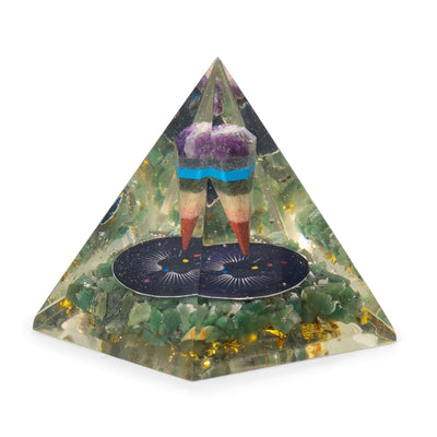 Mellemstor Orgonit Pyramide med Pendul og Grønne Aventurin Chips 7x6 cm