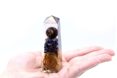 Orgonit kraftobelisk med kobber, lapis og gul aventurin