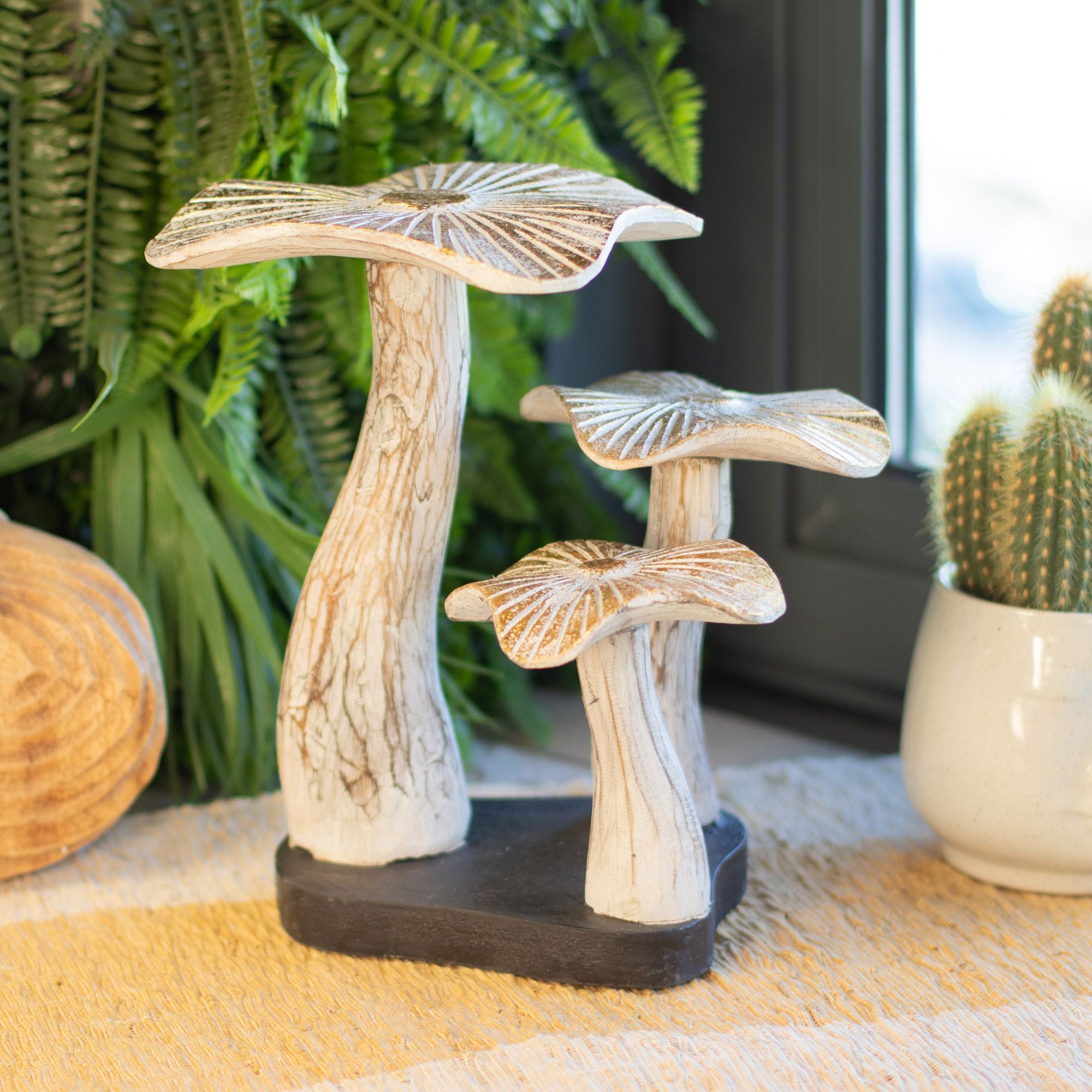 Kunstnerisk gylden svampefigur 25 cm med hvid finish og gyldne detaljer - unik gave af albasia-træ til boho- og naturlige indretninger