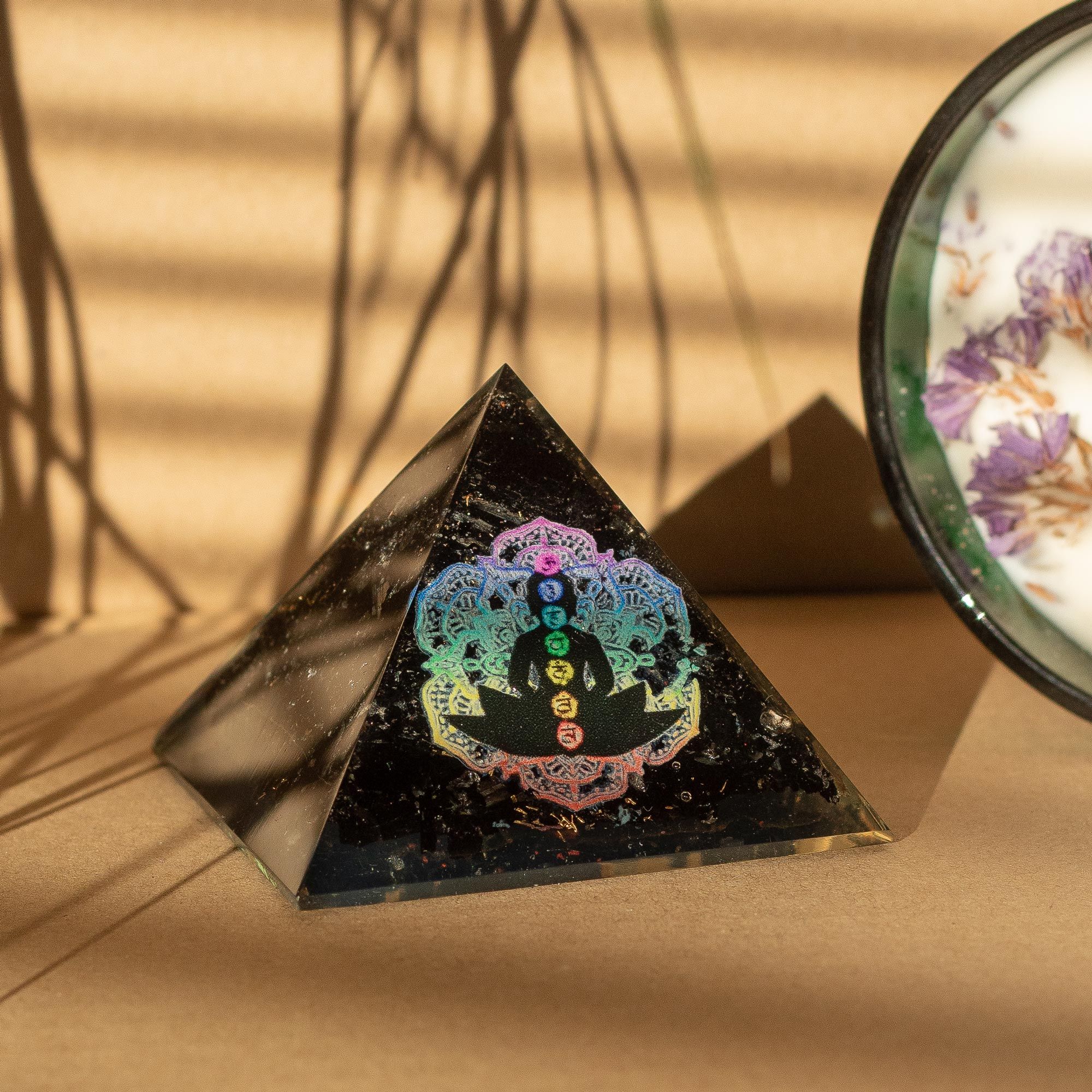 Lille orgonitpyramide af sort turmalin 5,5x4,5 cm med Buddha chakra motiv