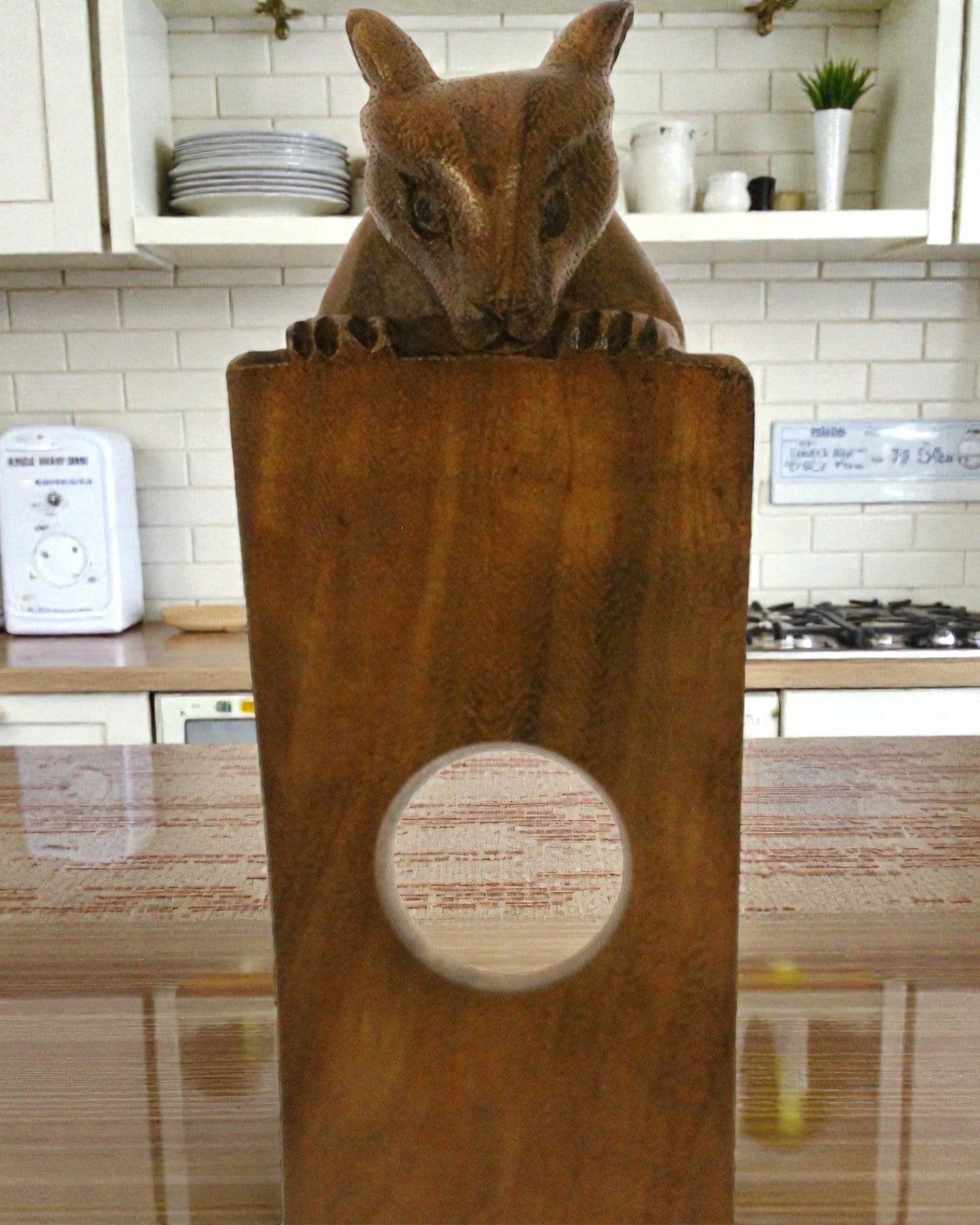 Skovens Ligevægt – Udskåret Balancerende Vinh holder med Mus