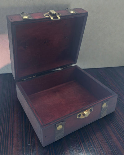 Herbaciany Kuferek Rubinowy – Kwadratowa Skrzynka Brązowa