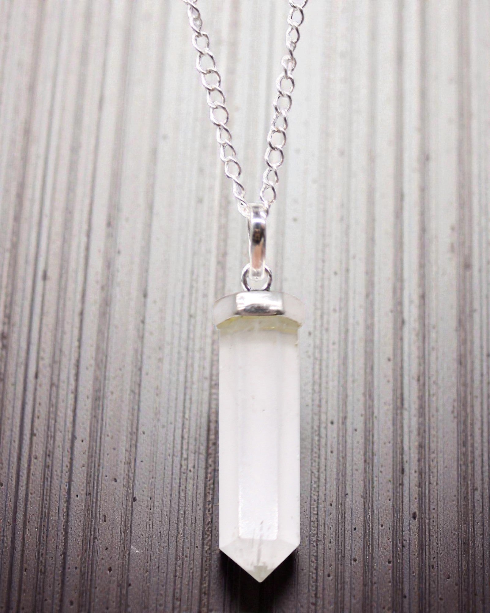 Crystal Point – Klasyczny Wisior Punktowy z Kwarcu Górskiego