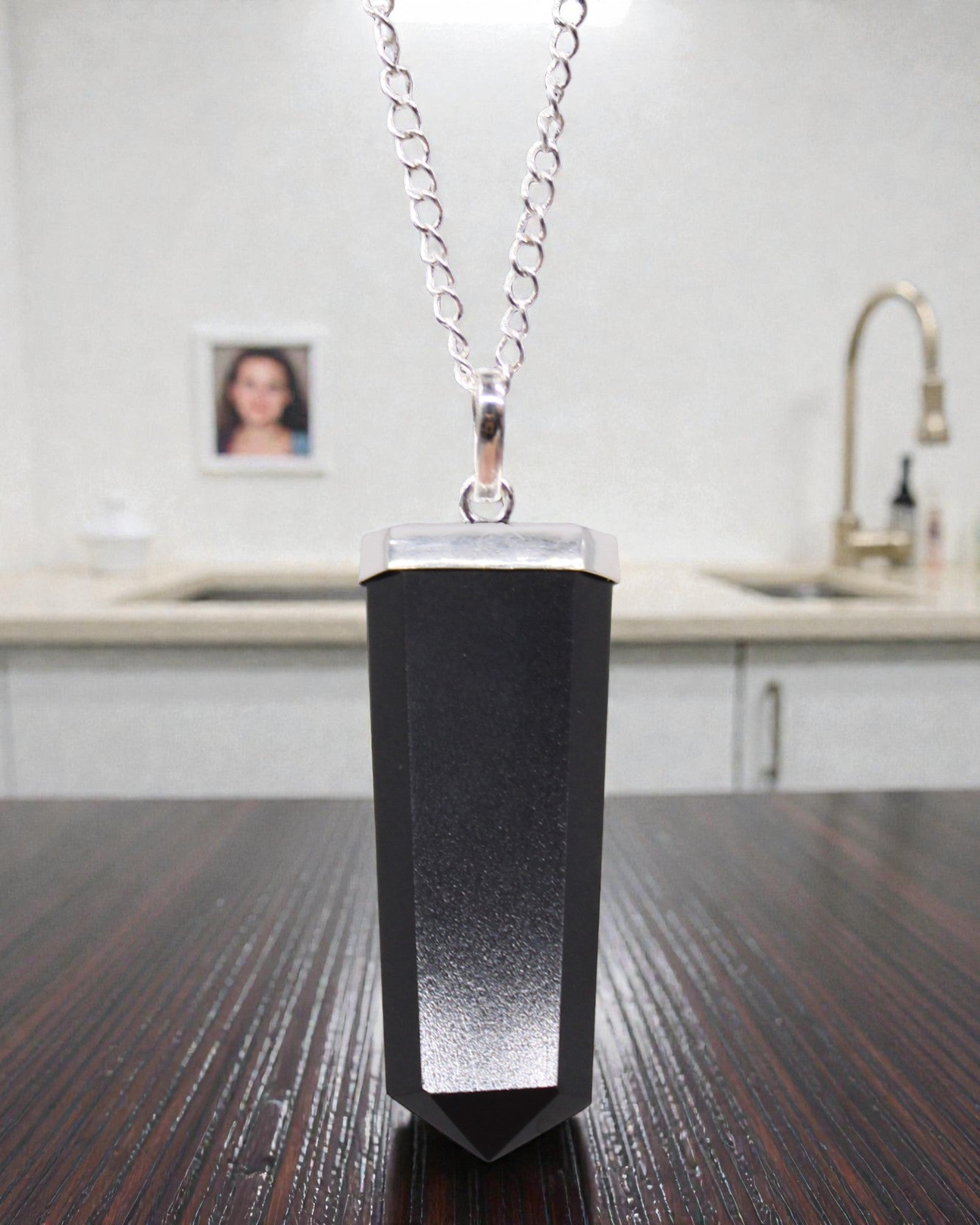 Obsidian Ray – Fladt vedhæng af sort agat med krystalslibning