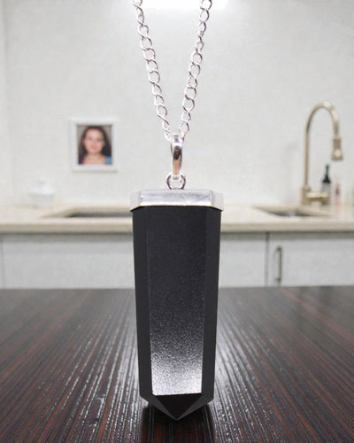 Obsidian Ray – Fladt vedhæng af sort agat med krystalslibning