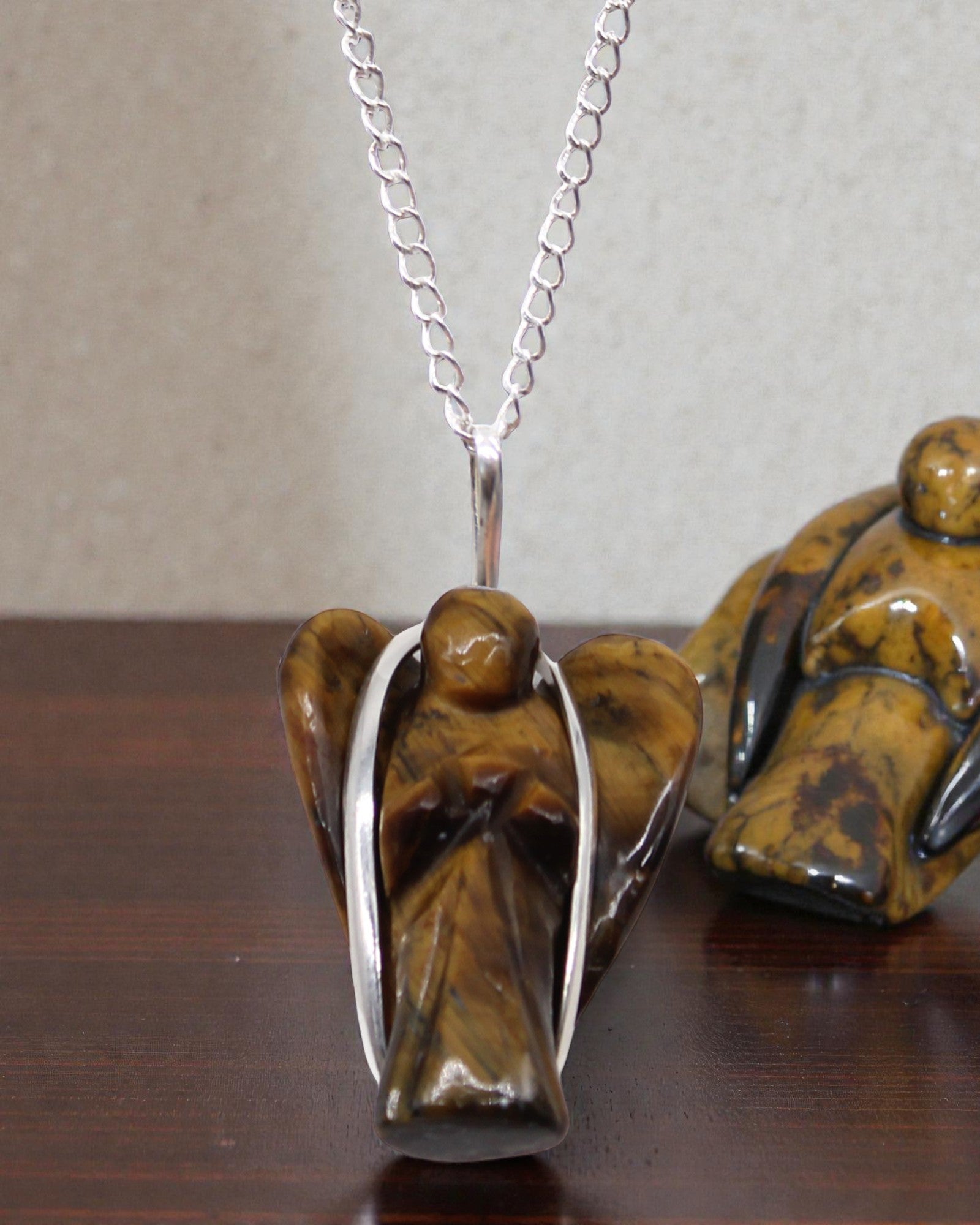 Vogterånd – vedhæng med skytsengel af tigerøje