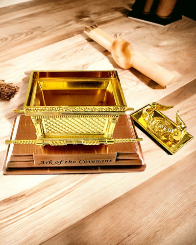 Majestætisk Miniature af Pagtens Ark i Gylden Ramme 11,2 x 5,8 x 7,3 cm - Eksklusiv ark, Dekoration i Gylden Udgave