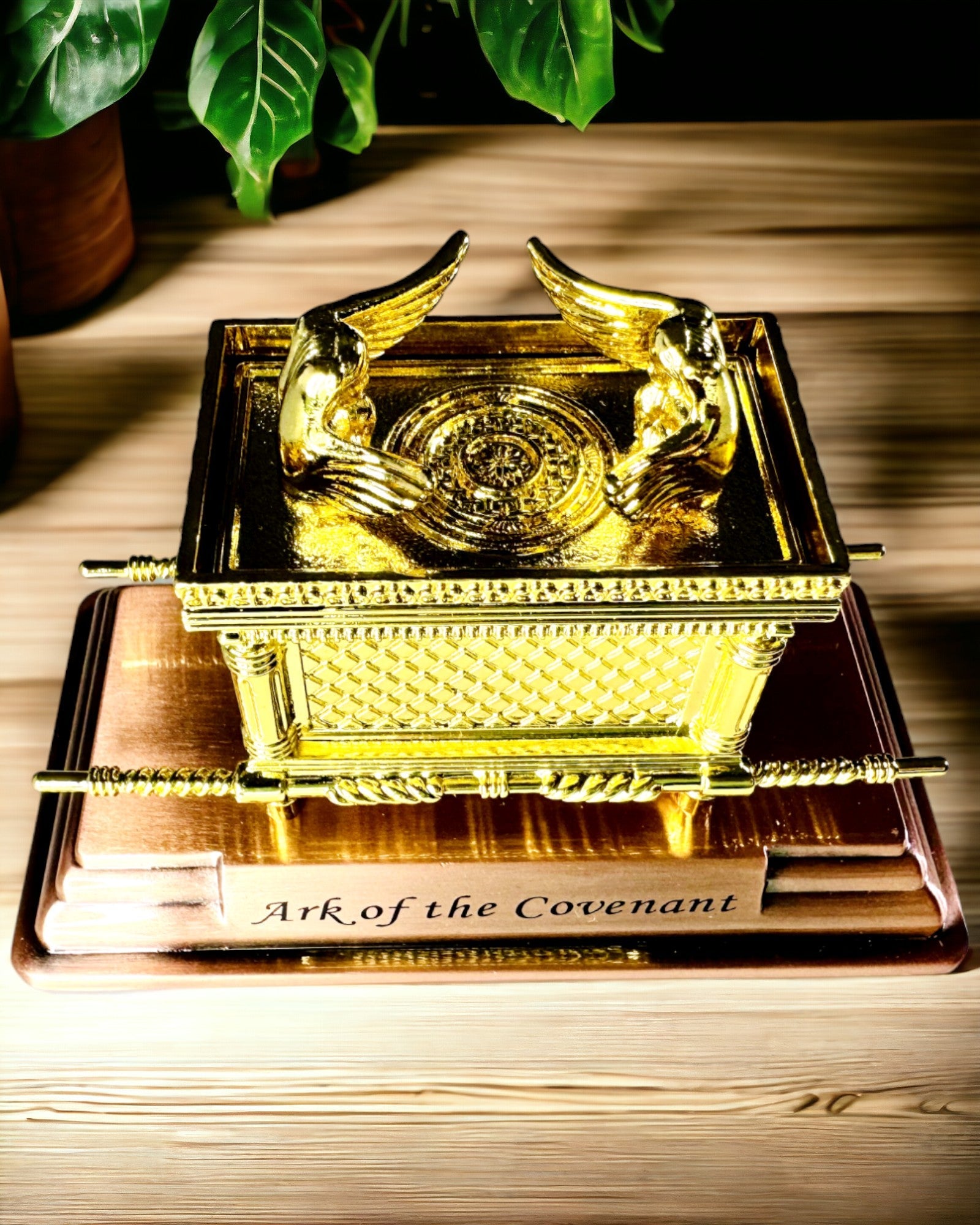 Majestætisk Miniature af Pagtens Ark i Gylden Ramme 11,2 x 5,8 x 7,3 cm - Eksklusiv ark, Dekoration i Gylden Udgave