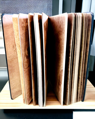 Klassisk Notesbog i Hårdt Omslag med Strikmotiv - Marineblå. Mulighed for gravering