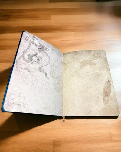 Klassisk Notesbog i Hårdt Omslag med Strikmotiv - Marineblå. Mulighed for gravering