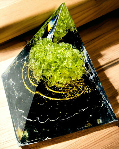 Orgonitpyramide Reiki med Naturlige Krystaller - Dekorativt Symbol på Chakraernes Energi Balance