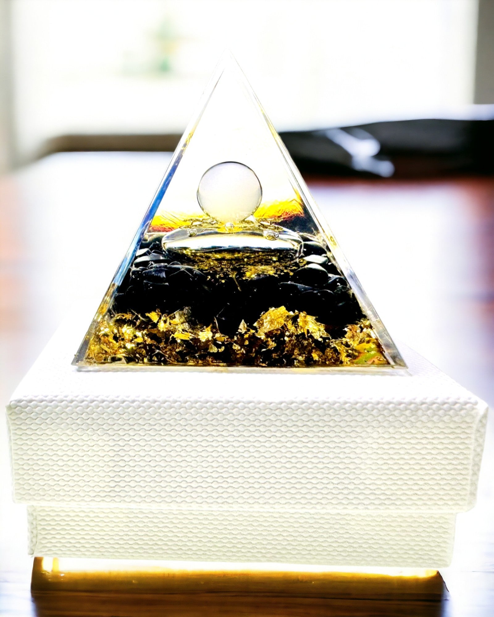 Orgonitpyramide med Obsidian – Chakra Energigenerator, Reiki Meditationsværktøj med Naturlig Sten