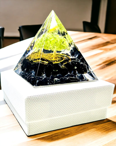 Orgonitpyramide Reiki med Naturlige Krystaller - Dekorativt Symbol på Chakraernes Energi Balance