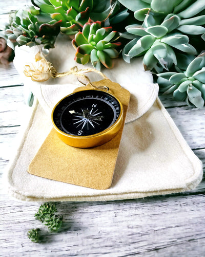 Kompakt Navigationskompas med Metalfinish – En Uundværlig for Enhver Rejsende, med Gravering