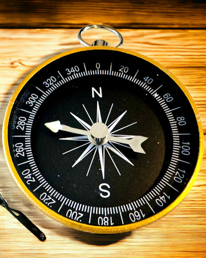 Kompakt Navigationskompas med Metalfinish – En Uundværlig for Enhver Rejsende, med Gravering