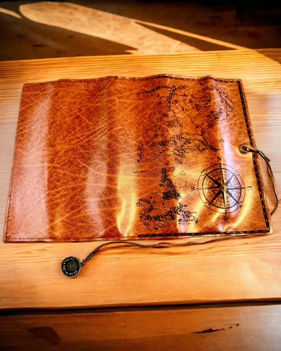 Retro mørkebrun læderpenalhus med skattekortmotiv - Elegant taske til opbevaring af skriftlige skatte