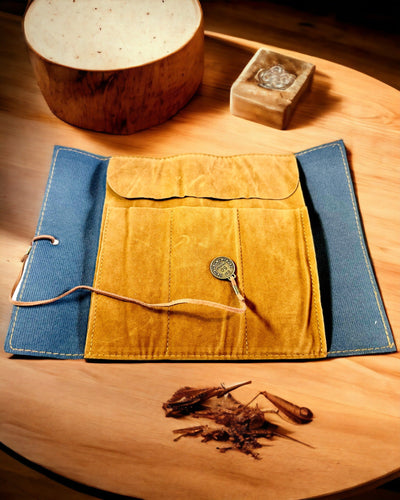 Retro mørkebrun læderpenalhus med skattekortmotiv - Elegant taske til opbevaring af skriftlige skatte