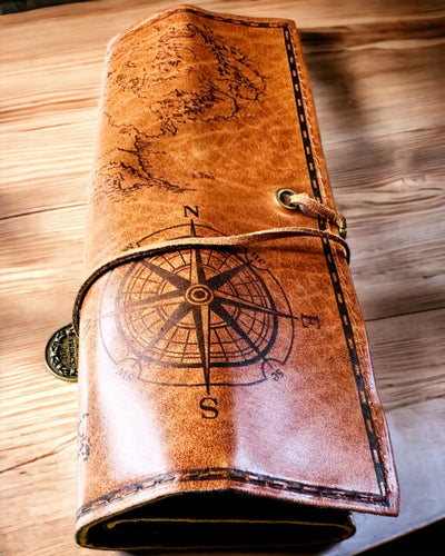 Retro mørkebrun læderpenalhus med skattekortmotiv - Elegant taske til opbevaring af skriftlige skatte