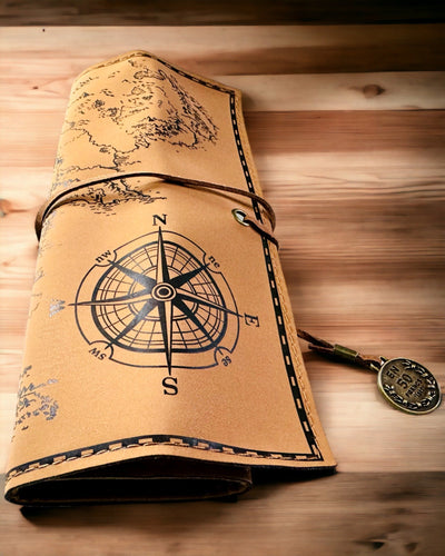 Retro Lys brun - mat, læder Penalhus i Rejsendes Stil med Verdenskort – Praktisk og Rummelig. Personalisering med gravering.