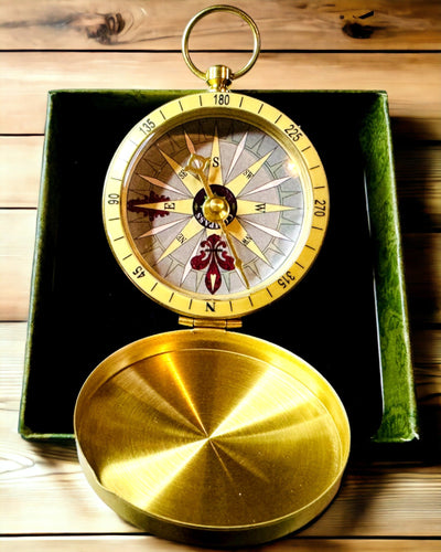Retro-stil Navigationskompas – Bærbart og Præcist Instrument til Retsbestemmelse for Rejsende og Opdagelsesrejsende. Gravering, personalisering.