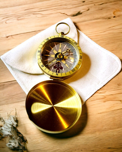 Retro-stil Navigationskompas – Bærbart og Præcist Instrument til Retsbestemmelse for Rejsende og Opdagelsesrejsende. Gravering, personalisering.