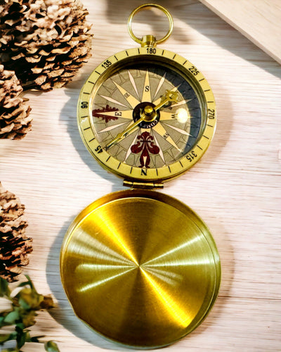 Retro-stil Navigationskompas – Bærbart og Præcist Instrument til Retsbestemmelse for Rejsende og Opdagelsesrejsende. Gravering, personalisering.