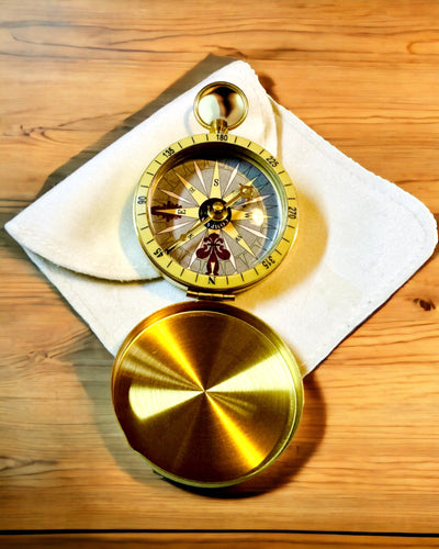 Retro-stil Navigationskompas – Bærbart og Præcist Instrument til Retsbestemmelse for Rejsende og Opdagelsesrejsende. Gravering, personalisering.