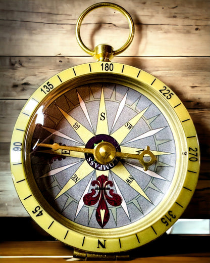Retro-stil Navigationskompas – Bærbart og Præcist Instrument til Retsbestemmelse for Rejsende og Opdagelsesrejsende. Gravering, personalisering.