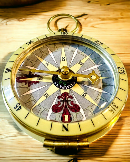 Retro-stil Navigationskompas – Bærbart og Præcist Instrument til Retsbestemmelse for Rejsende og Opdagelsesrejsende. Gravering, personalisering.
