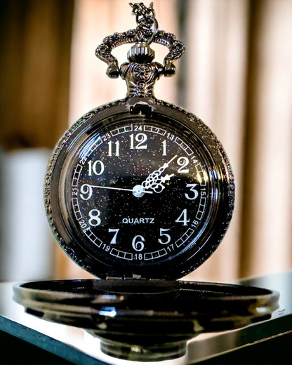 Lommeur med Kompas – Elegant Vintage Stil Vedhæng med Udskåret Skelet og Sort Skive, personliggørelse med gravering