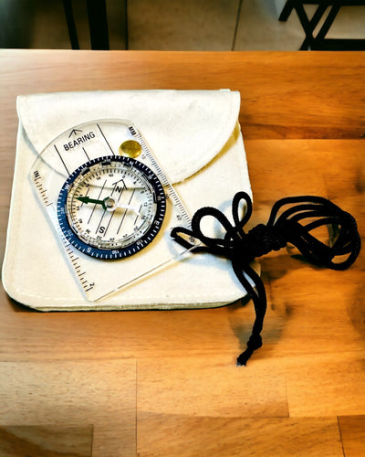 Turistkompas "Przewodnik Awanturnika" - Gennemsigtig, Mini Akryl med Hængesnor og Kortskala, med gravering