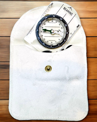 Turistkompas "Przewodnik Awanturnika" - Gennemsigtig, Mini Akryl med Hængesnor og Kortskala, med gravering