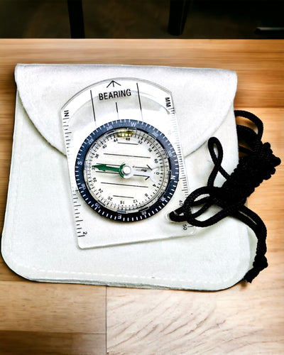 Turistkompas "Przewodnik Awanturnika" - Gennemsigtig, Mini Akryl med Hængesnor og Kortskala, med gravering