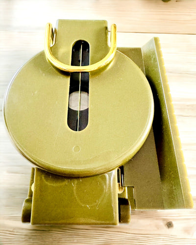 Vandtæt Kompas Navigation med Høj Præcision i Army Grøn – Pålidelig i Orientering, mulighed for gravering