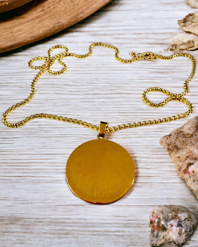 Vedhæng "Urban Elegance" – Rundt Medaljon i Rustfrit Stål i To Farver med Mulighed for Personlig Tilpasning