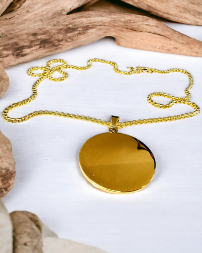 Vedhæng "Urban Elegance" – Rundt Medaljon i Rustfrit Stål i To Farver med Mulighed for Personlig Tilpasning