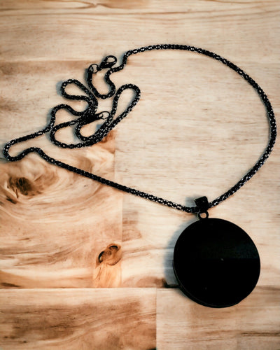 Vedhæng "Urban Elegance" – Rundt Medaljon i Rustfrit Stål i To Farver med Mulighed for Personlig Tilpasning