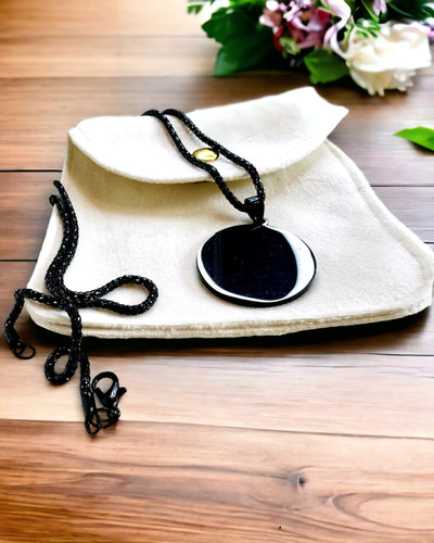 Vedhæng "Urban Elegance" – Rundt Medaljon i Rustfrit Stål i To Farver med Mulighed for Personlig Tilpasning