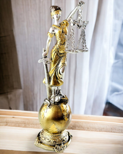 Statuette af Retfærdighedens Gudinde – Kunstnerisk Dekoration til Hylde, Håndværk af Harpiks, tilpasning med gravering