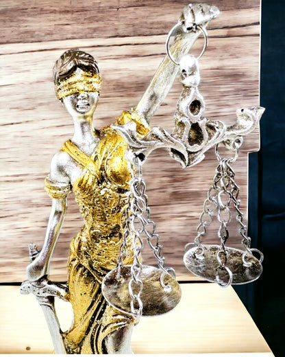Statuette af Retfærdighedens Gudinde – Kunstnerisk Dekoration til Hylde, Håndværk af Harpiks, tilpasning med gravering