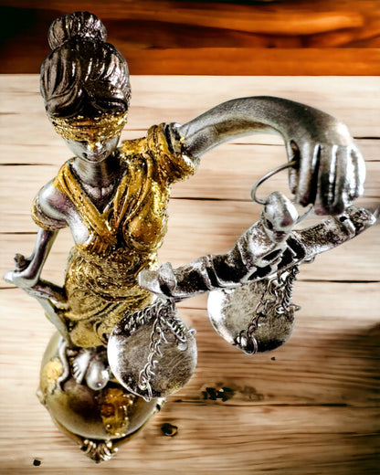 Statuette af Retfærdighedens Gudinde – Kunstnerisk Dekoration til Hylde, Håndværk af Harpiks, tilpasning med gravering