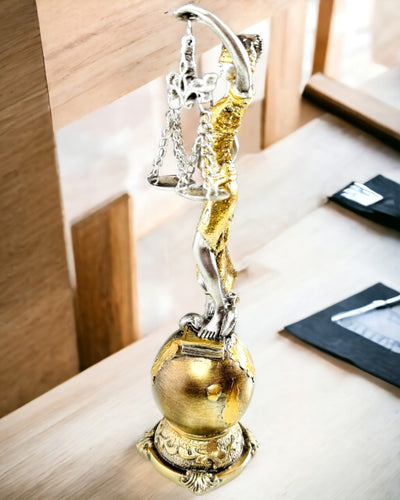 Statuette af Retfærdighedens Gudinde – Kunstnerisk Dekoration til Hylde, Håndværk af Harpiks, tilpasning med gravering