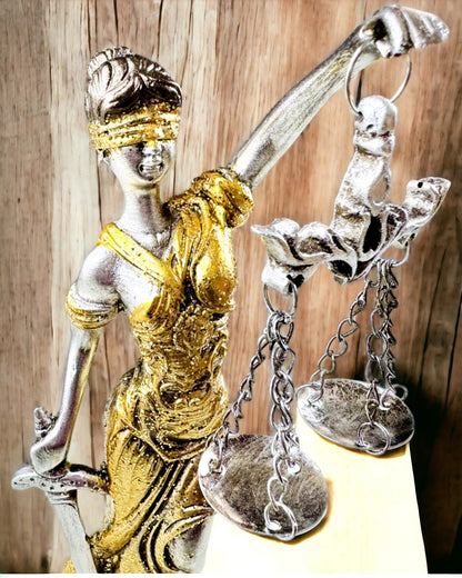 Statuette af Retfærdighedens Gudinde – Kunstnerisk Dekoration til Hylde, Håndværk af Harpiks, tilpasning med gravering